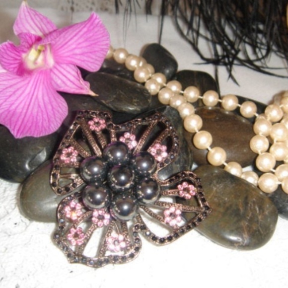 Vintage Flower Brooch Gray Pearls Pink Crystals - Picture 4 of 4